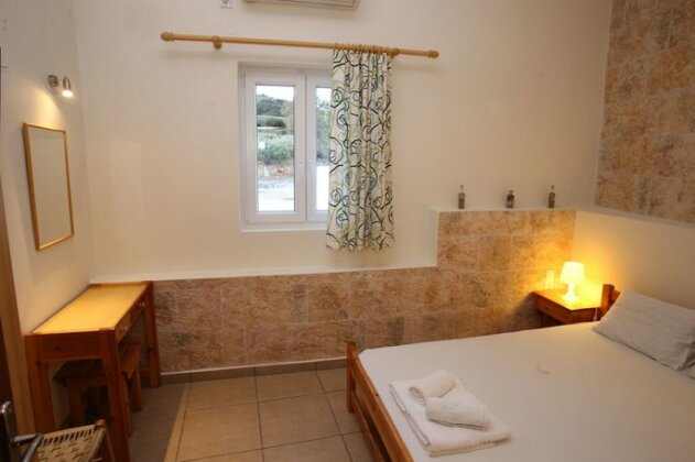Oasis Rooms & Studios in Galissas - Photo5