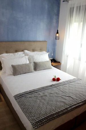 Theros Villas & Suites - Photo2