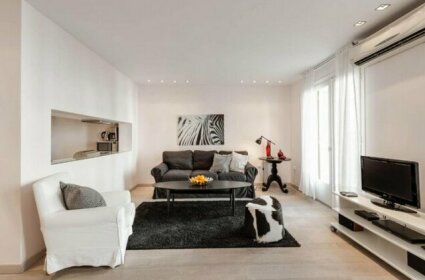 Stylish white 4 ppl apartment in City center