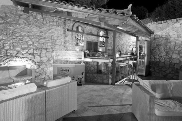 Viaros Hotel Apartments - Photo3