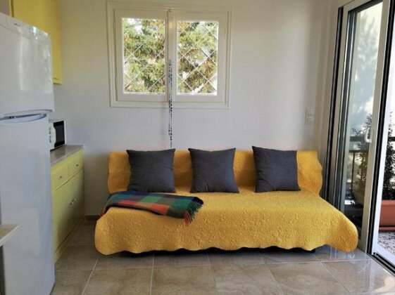 Cozy Three Bedroom Apartment in Varkiza - Photo3