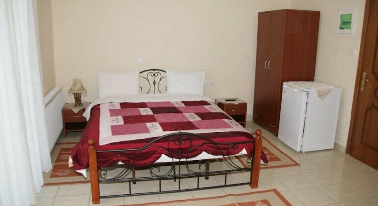 Elanthi Rooms and Studios - Photo5