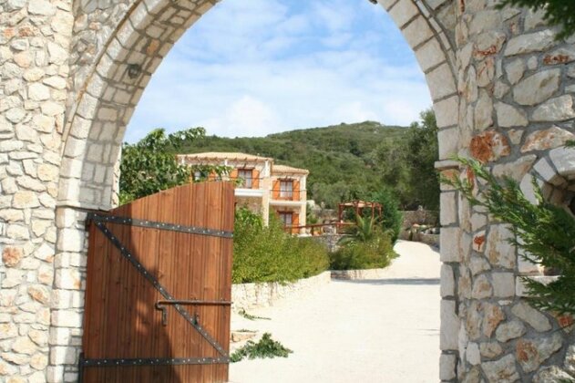 Alpos Villa - Photo2