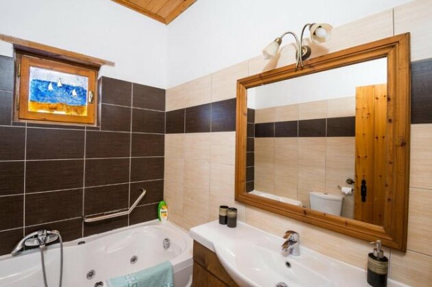 Alpos Villa - Photo3