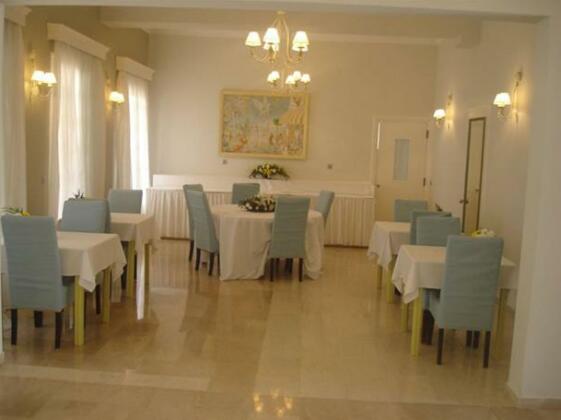 Balcony Hotel - Photo2