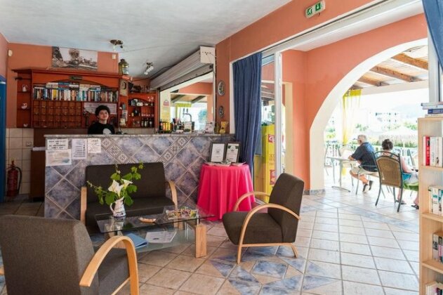 Grapevines Hotel - Photo2