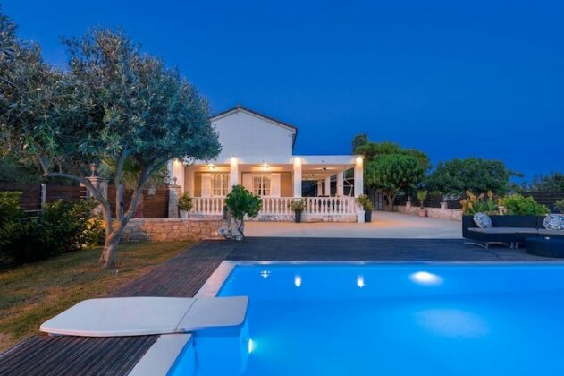 Pnoe Villa