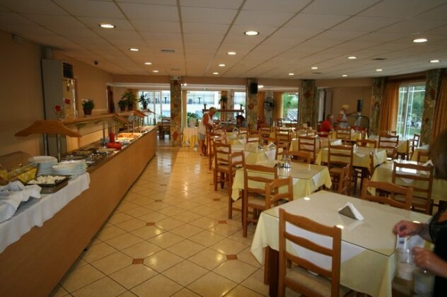 Village Inn Studios & Family Apartments - Photo2
