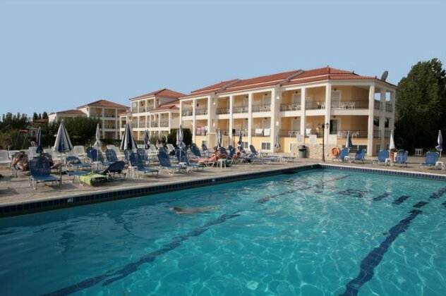 Village Inn Studios & Family Apartments - Photo3
