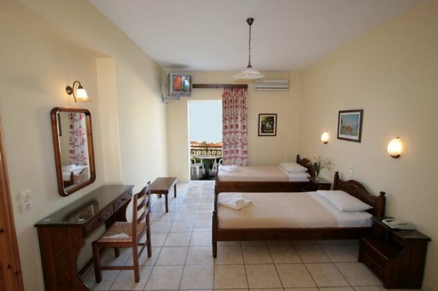 Village Inn Studios & Family Apartments - Photo4