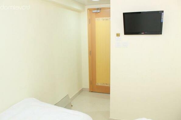 Bright clean room for 3 near MTR 6 - Photo2