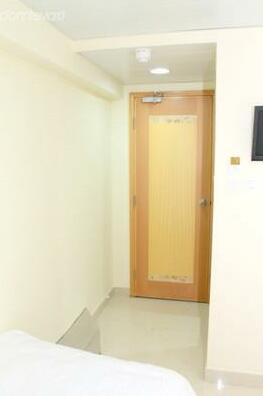 Bright clean room for 3 near MTR 6 - Photo3