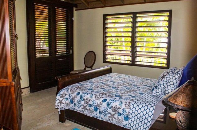 Coconut Grove Roatan - Photo2