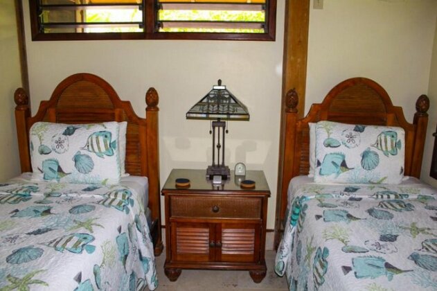 Coconut Grove Roatan - Photo4