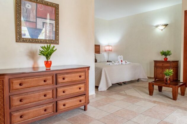 West Bay Colonial Hotel - Photo4