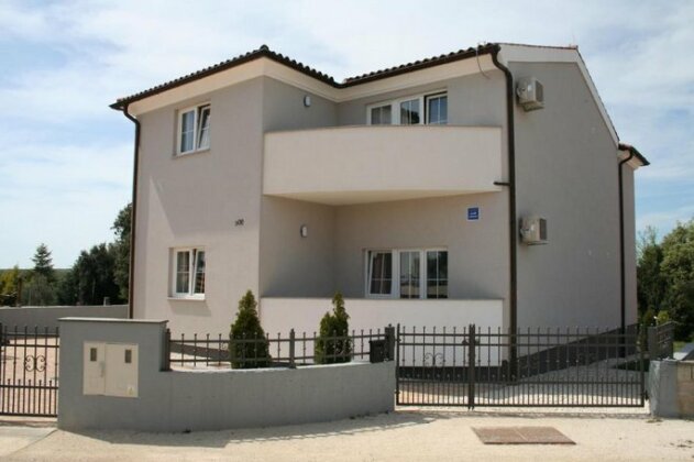  Photo 1