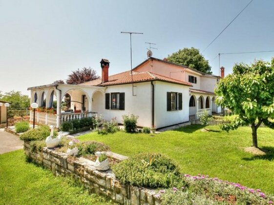 PARADINOVIC house with apartments