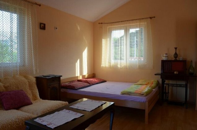  Photo 1