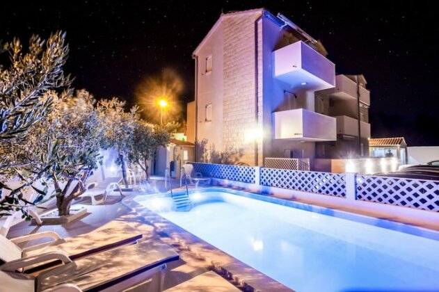 Bol apartments with pool Gospojica - Photo2