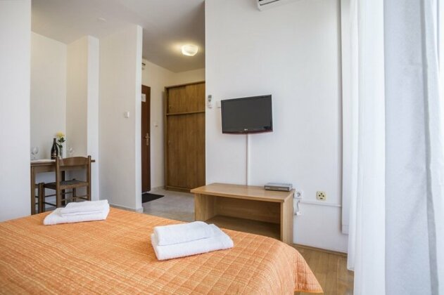Bol apartments with pool Gospojica - Photo3