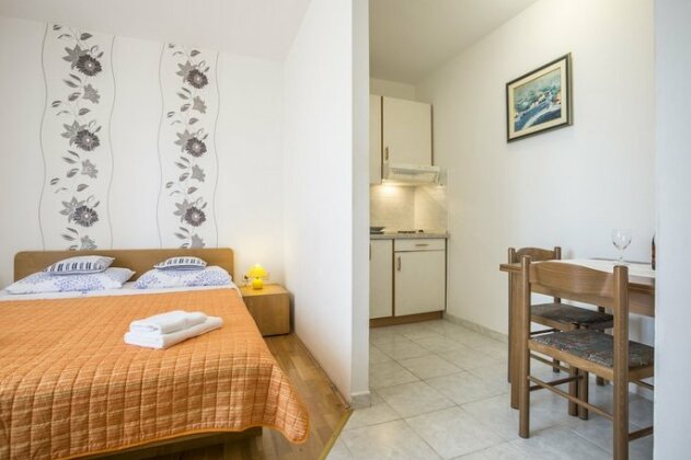 Bol apartments with pool Gospojica - Photo4