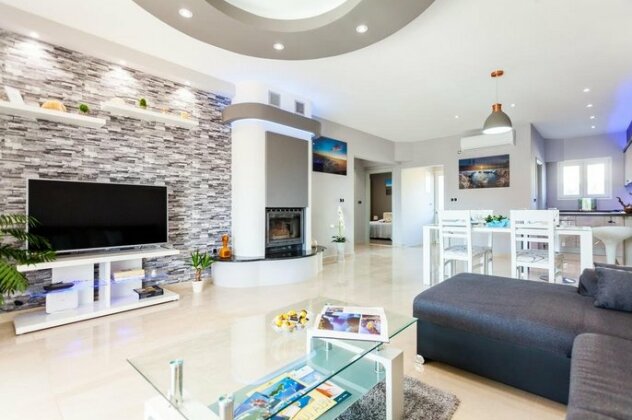 Gold & Silver Apartments - Photo2