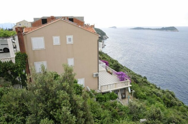  Photo 1