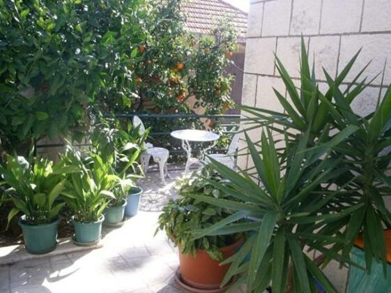 Apartment & Rooms House with Garden - Photo5