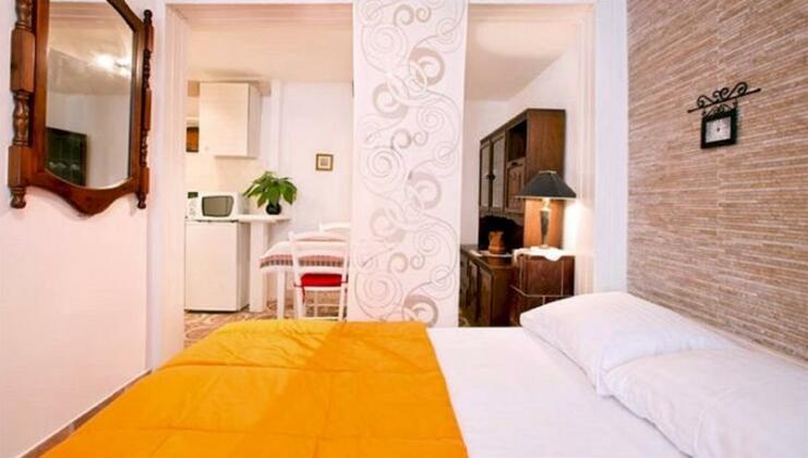 Old Town Economy Apartments - Photo4