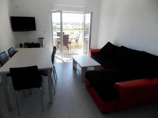 Spacious Apartment with Balcony - S3 - Photo2