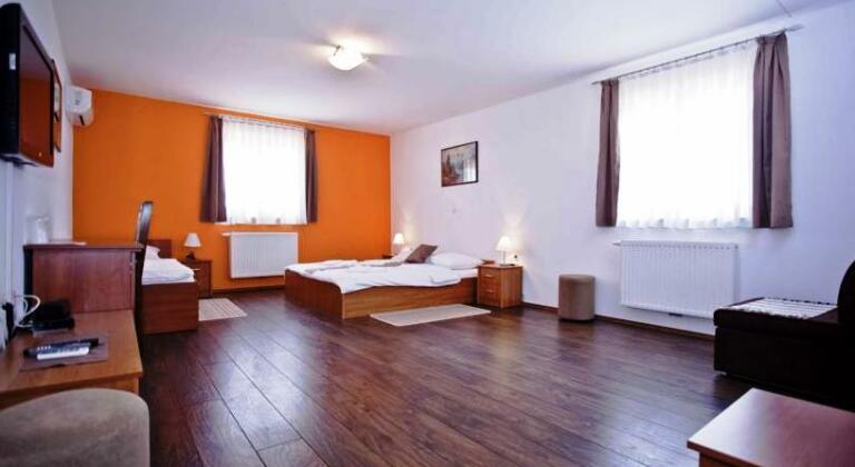 Plitvice Palace - Photo3