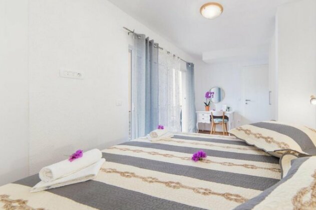Mirna Center & Beach - Photo3