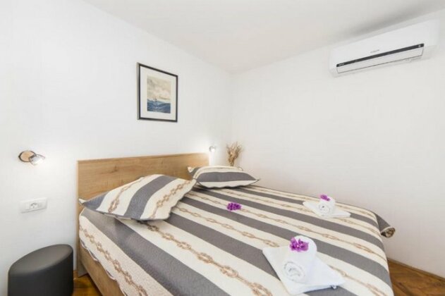 Mirna Center & Beach - Photo4