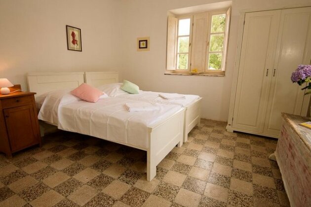  Photo 1