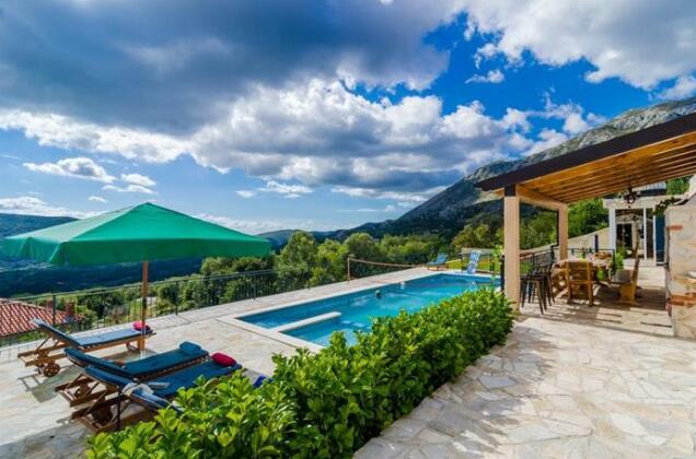 Villa Falcon Rook