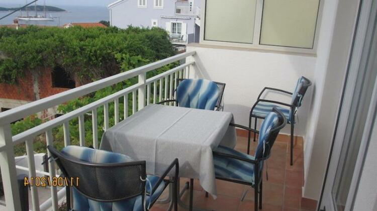 J & B Holiday House - Photo2