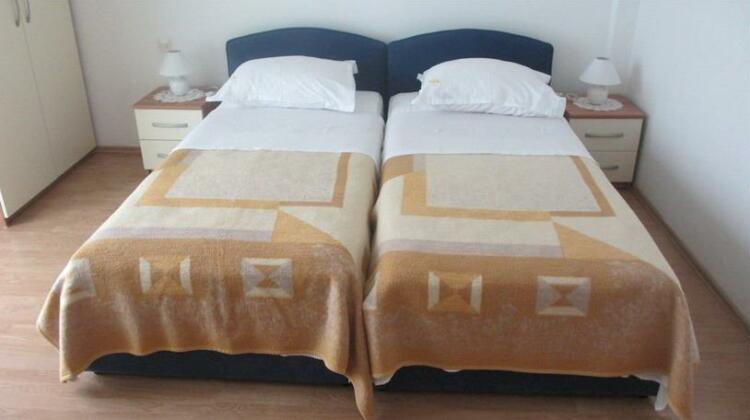 J & B Holiday House - Photo3