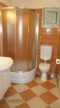 J & B Holiday House - Photo4