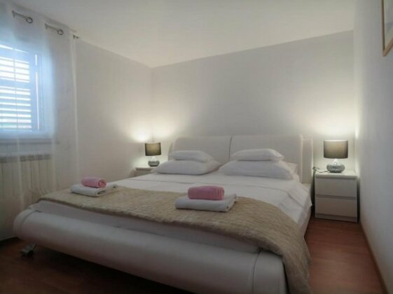 Apartman Dora with Heating Pool - Photo4