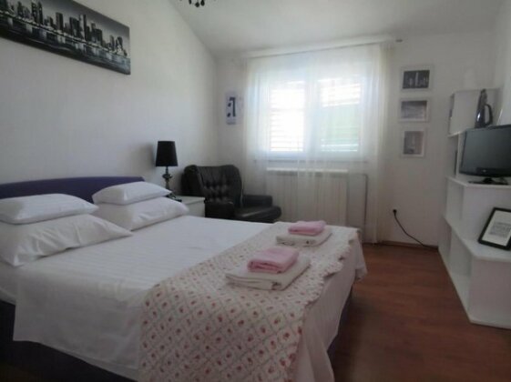 Apartman Dora with Heating Pool - Photo5