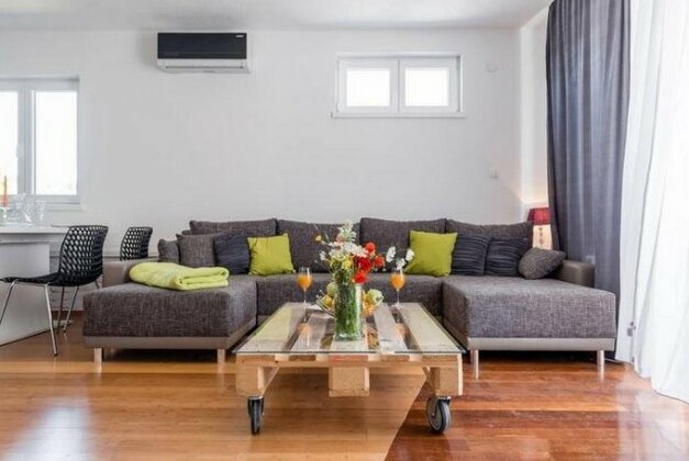 Luxury Apartment with Heating Pool - Photo5