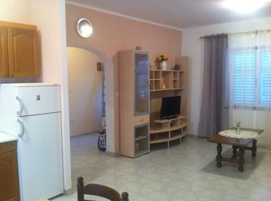 NEW - 2 Bed Apt 5 min walk to beach - Photo3