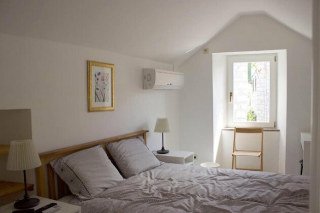 Cute & Cozy Old Stone House - Photo2
