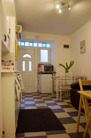 Cute & Cozy Old Stone House - Photo3