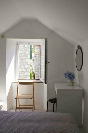 Cute & Cozy Old Stone House - Photo4