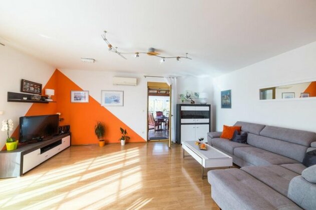 Mira Holiday Home - Photo2
