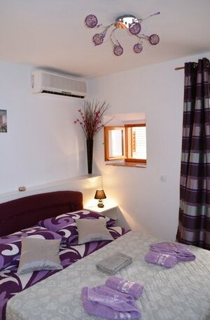 M & J Central Suites - Photo3