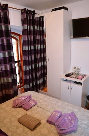 M & J Central Suites - Photo4
