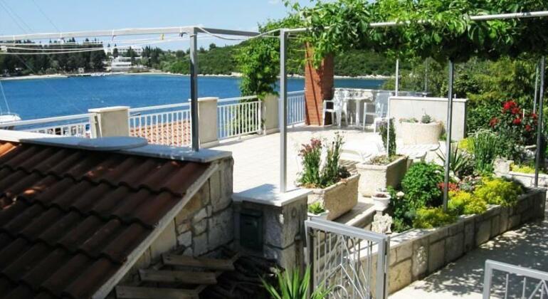 Shell Bay Apartments - Photo2