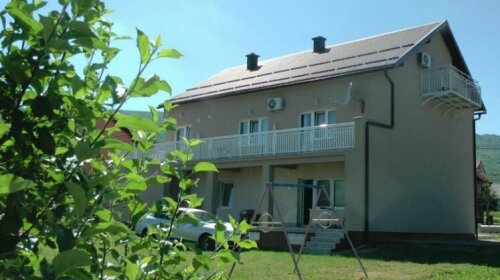 Apartment and rooms Aracic